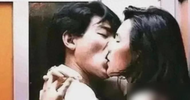 一次，刘德华和郑秀文要拍一个吻戏镜头，刘德华很绅士地问郑秀文：“你想来真的，还是