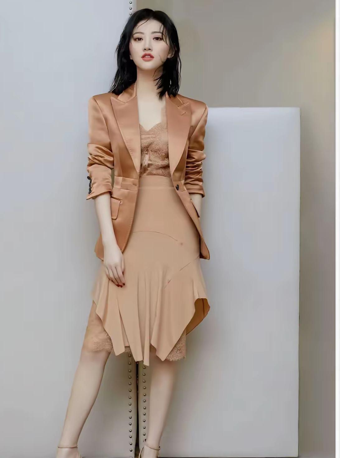 景甜，167cm，脚趾甲颜色太显白了吧！我也要涂这个颜色