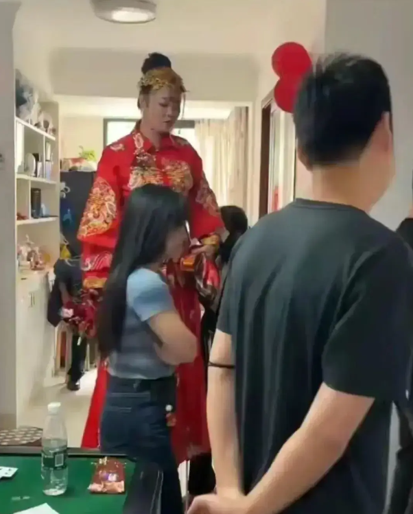 终于嫁出去了，父母应该高兴坏