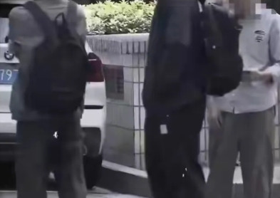 上海，在一小区内，爷叔遛弯时瞅见俩年轻男子大热天捂得严严实实，还鬼祟问路，觉得可