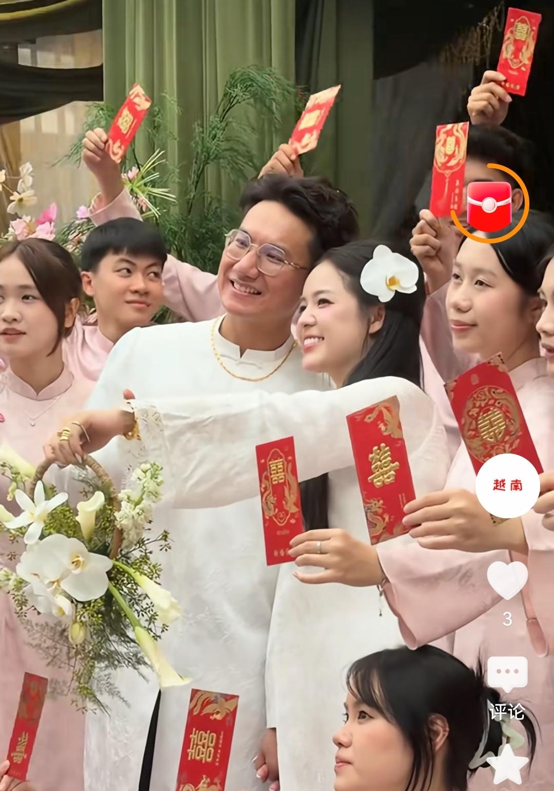 一边穿奥黛，一边用汉字！不得不说，越南人还是很崇中媚外的！从现场可以看到，越
