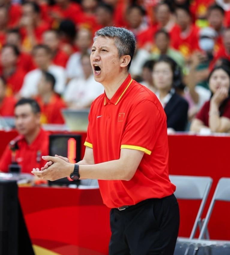 中国男篮105：59狂胜巴林！五人奠定核心地位，一人未来前途无量。核心五人：