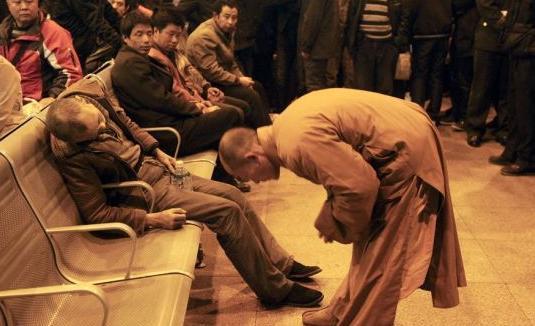 “你没能赶上回家的车，那我就渡你回家！”2011年11月25日一位老人在太原火车