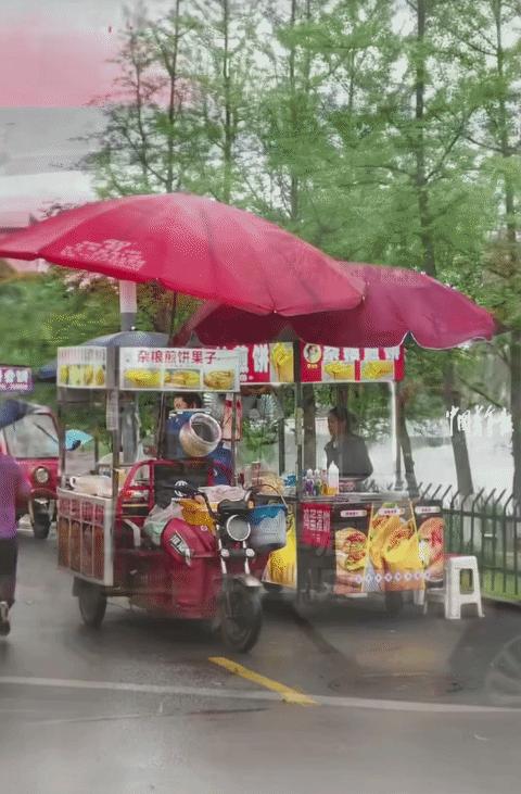 “如果我妈妈这样被对待，我真受不了！”湖南长沙，女生突然发现一名煎饼摊主阿姨遭遇