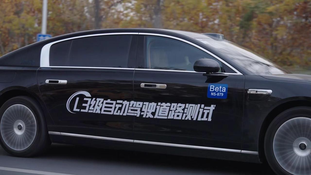 路人实拍视频流出，高速上鸿蒙智行L3测试车驾驶员脱手了刚在社交平台刷到一段路人