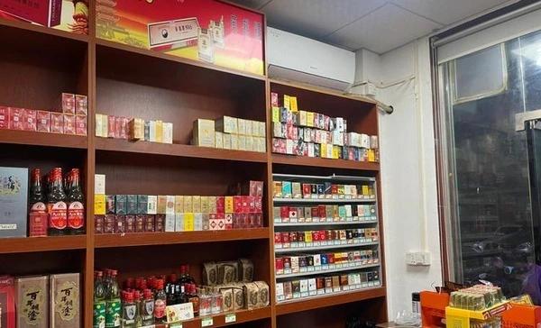 现在逛烟酒店你就能发现：以前常客进门“来包利群/芙蓉王”，现在手一摸：“拿包