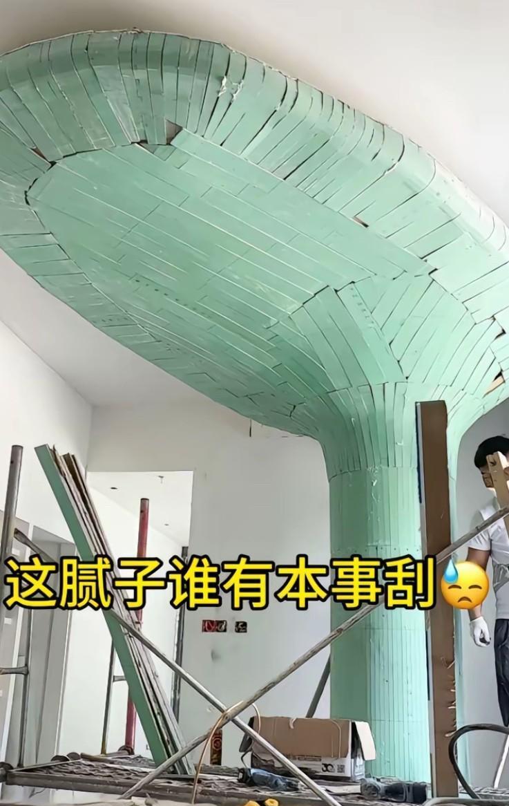 木工是完工了，设计的时候感觉挺好看的，怎么木工做完像一个大蹲便池一样，这砌腻子师