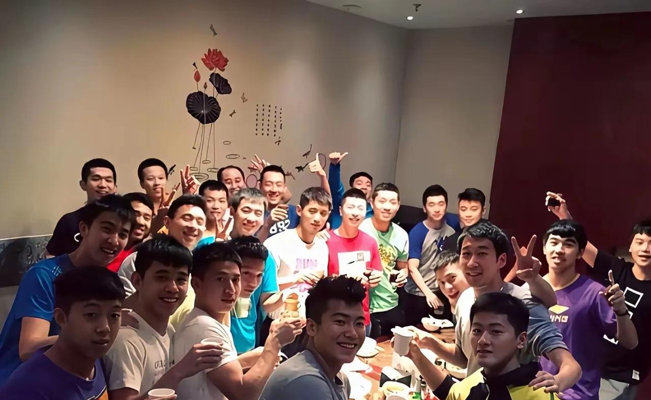不得了！一个亚洲乒协副主席，一个中国乒协副主席，一个男队主教练，带着一群冠军偷