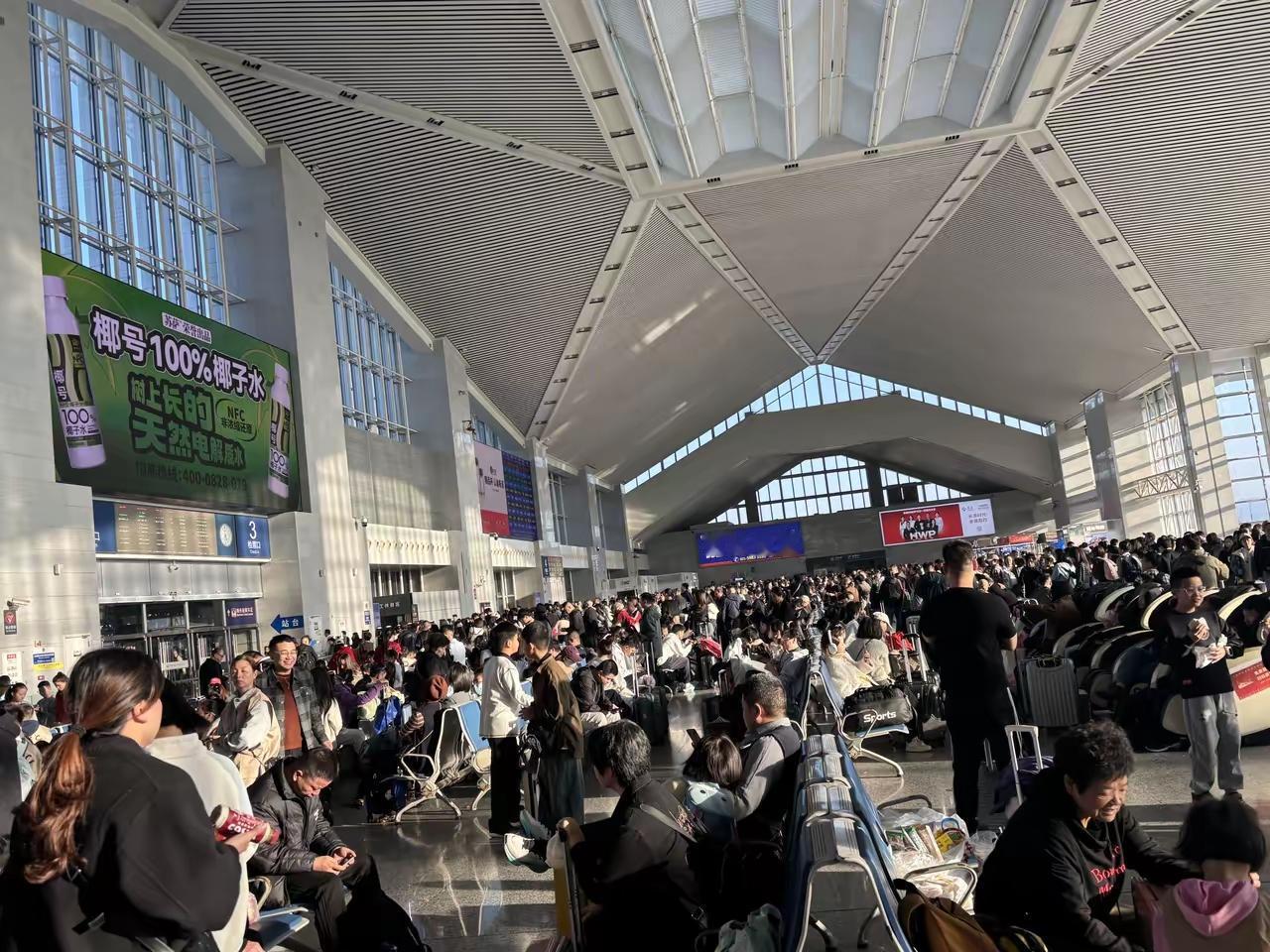 浙江首波秋假也太“反向输出”了吧！3天假期连周末凑5天，省内景区把优惠卷到顶，结