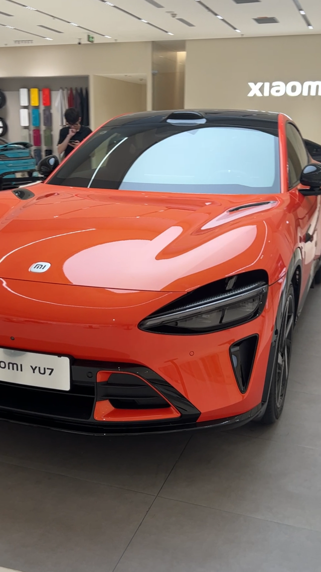 小米YU7熔岩橙实车美到失语简直杀疯了!没看到实车的时候觉得橙色不好看，看到实