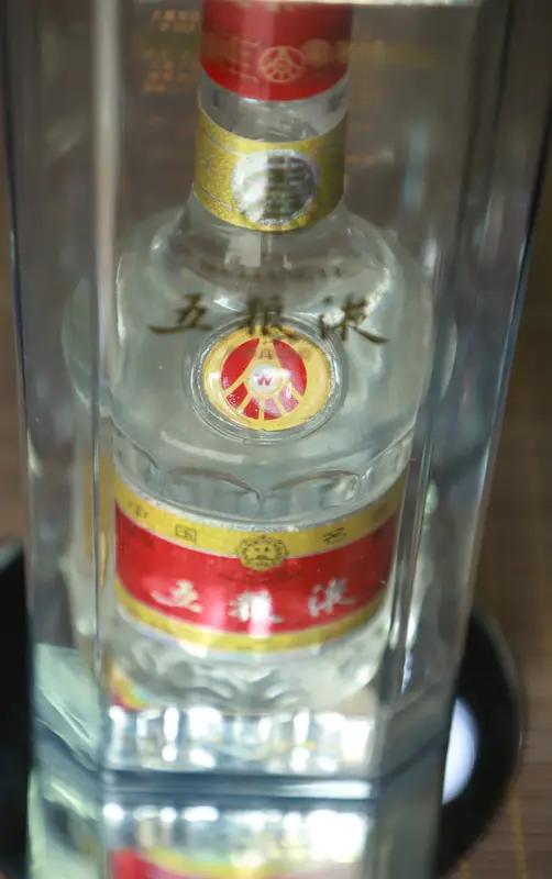 春节倒计时，年货准备得咋样啦？回家行李箱里，我最想寄回家的年货是酒。临近春节，酒