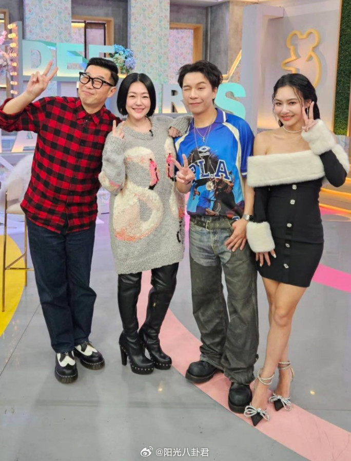 小S复出主持不熙娣，后台与搭档合影曝光。