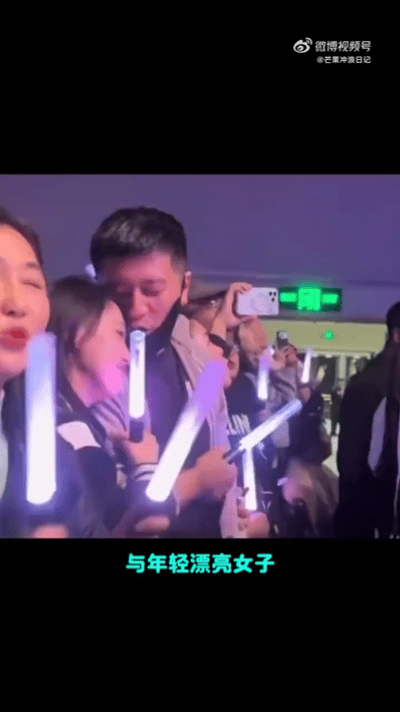 网友们又因为张雪峰吵起来了不过这次不是因为专业而是因为他身边的女人，张雪峰带