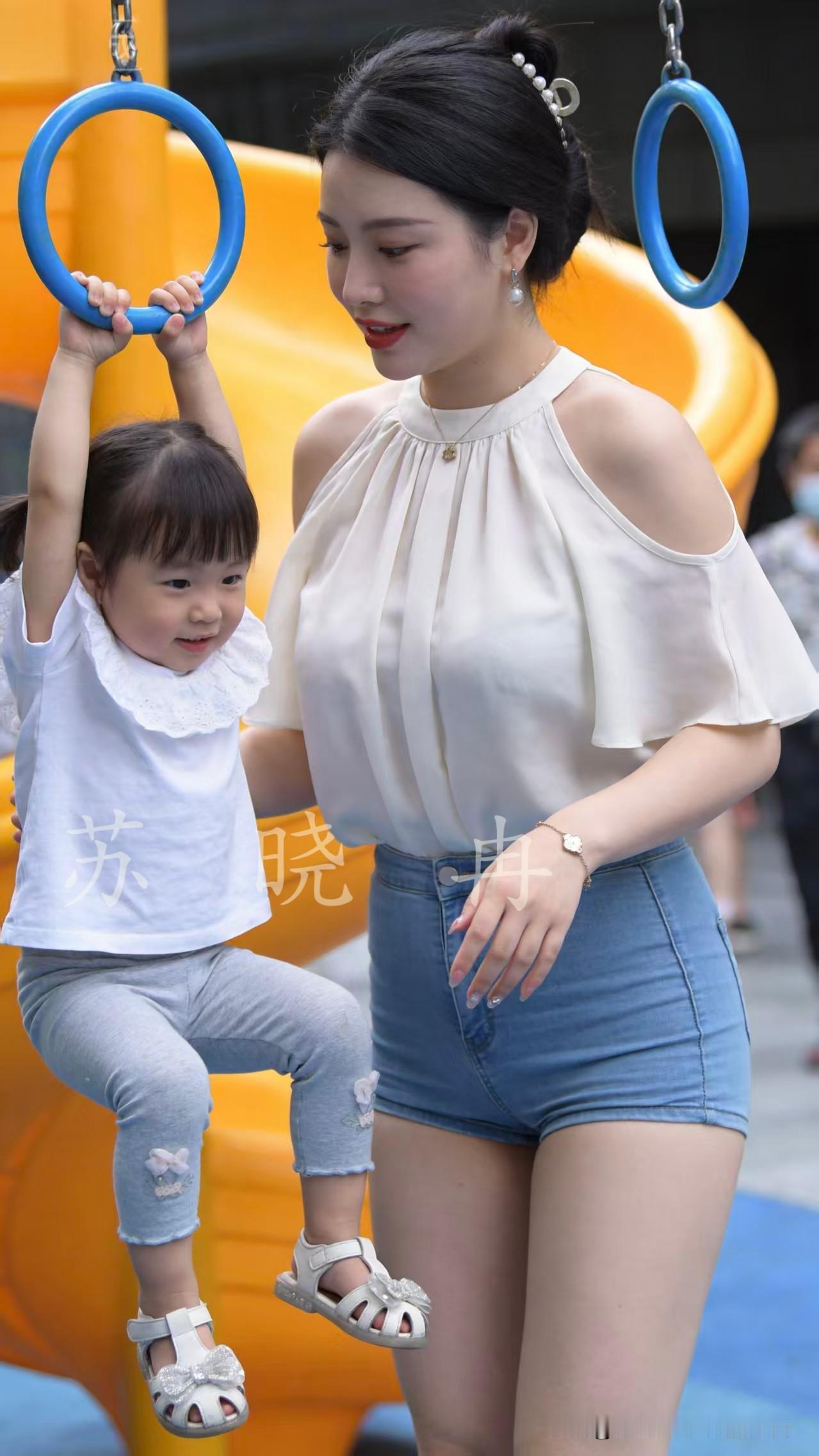 为啥小朋友吊吊环、抓单杠轻轻松松，绝大多数成年人却很难？经常带小丫头泡儿童乐