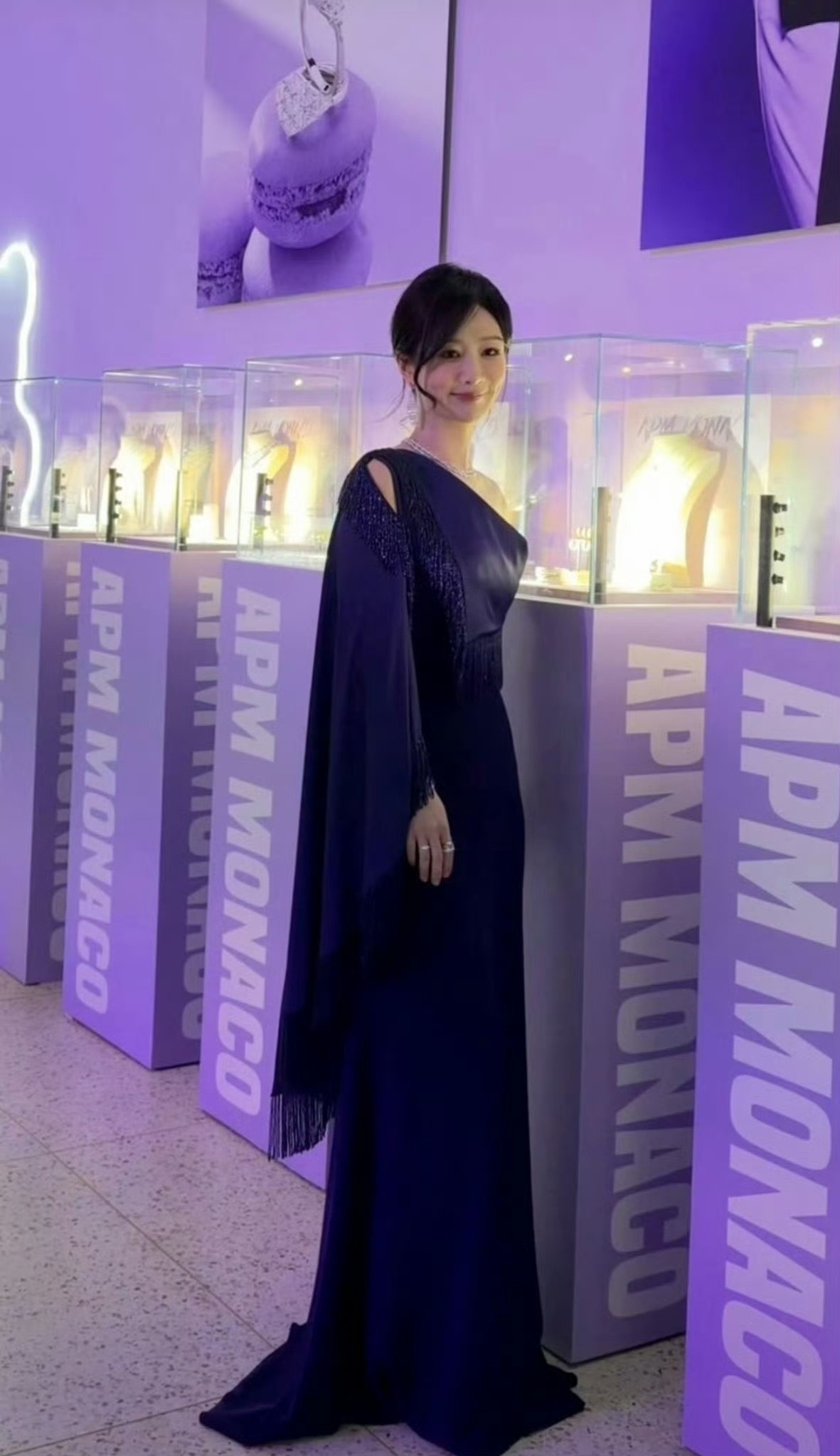  杨紫紫色高定解锁梦幻紫高定新造型，修身剪裁勾勒曼妙身姿，轻纱裙摆随风摇曳，甜