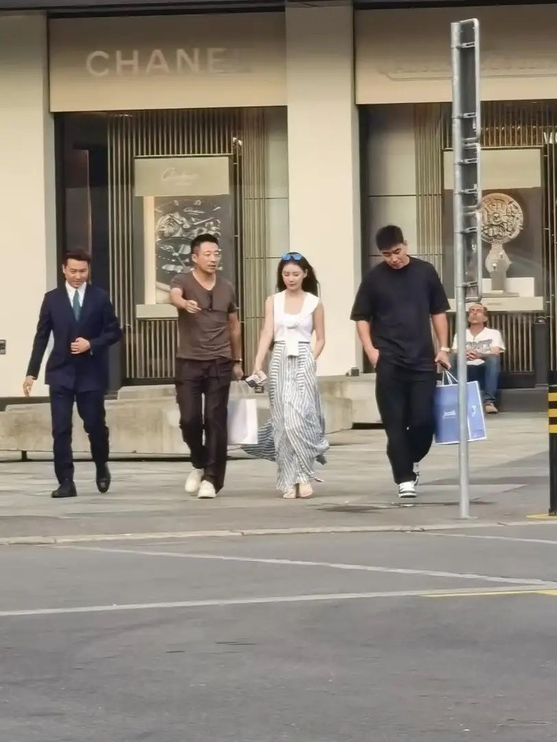 有网友在瑞士偶遇汪小菲马筱梅，她俩还挺上镜！在无美颜滤镜的情况下，算是很好看的，
