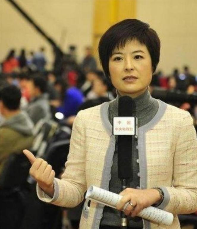 42岁的央视主持人张泉灵辞去工作后，趁着60岁的丈夫不注意，带着存款147万，前