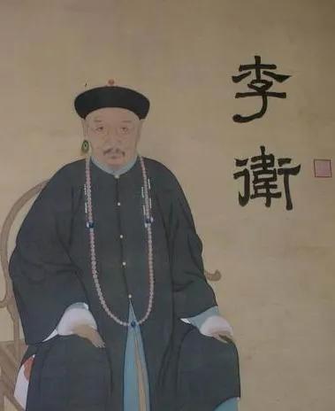 1735年，雍正帝驾崩，李卫知道自己的下场不会很好，于是哭晕在棺椁之前。乾隆仿佛