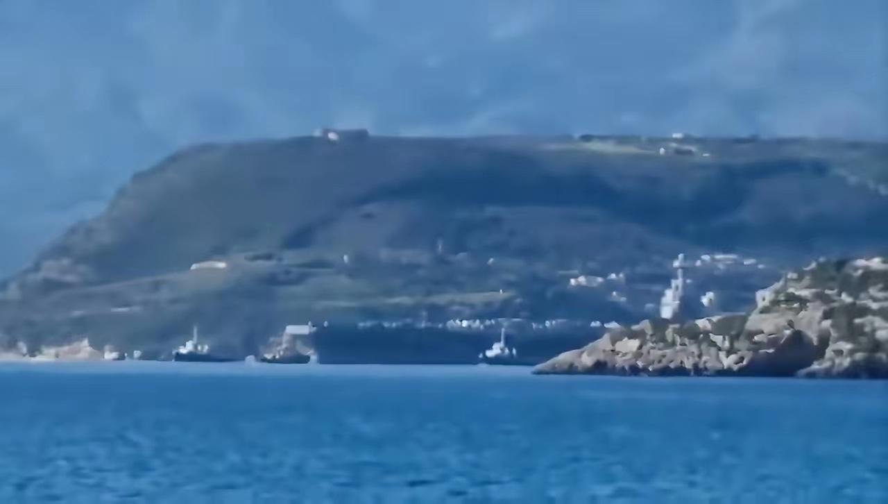 美国海军“福特”号航母缓缓离开希腊克里特岛，驶往东地中海。福特号这次出门，已