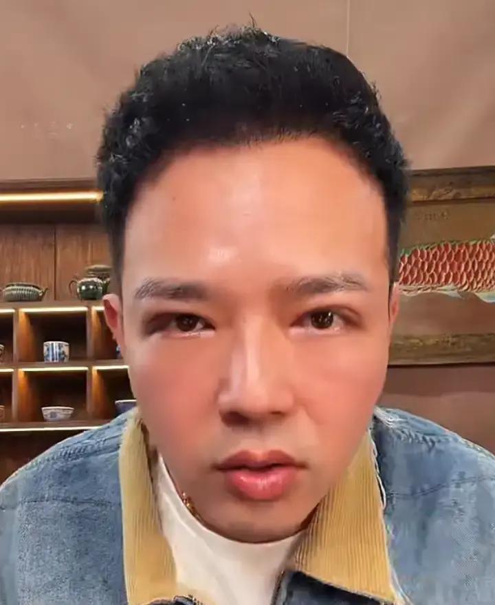 熊磊刚下播就往一木直播间冲，动作快得像抢红包。我蹲在一木直播间看得清楚，熊磊头