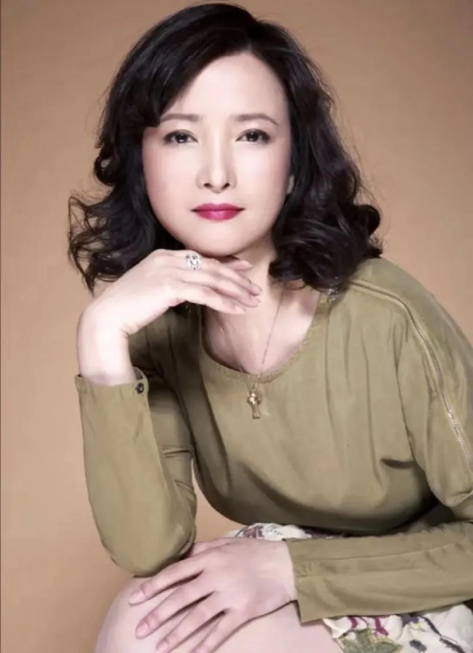 演员何晴离世前，她的一众好友、身边知情人早有预感1. 她的好友黄绮珊、张山