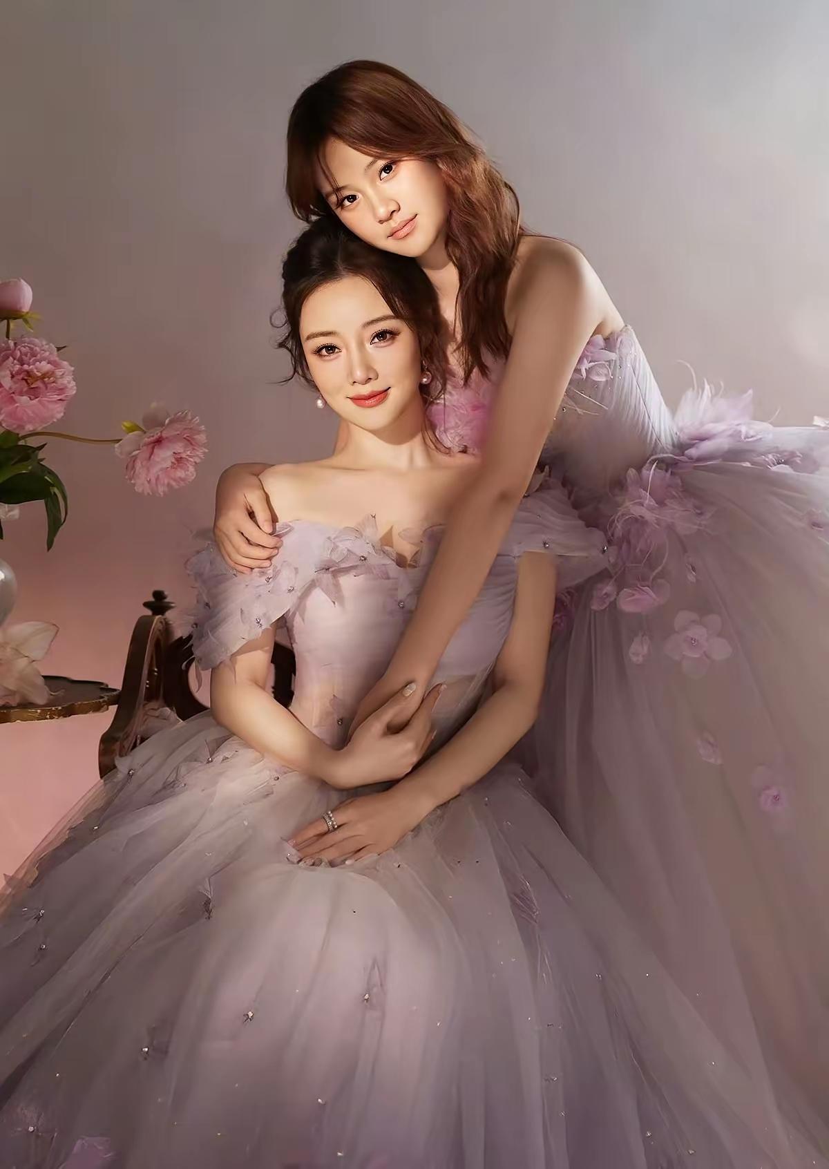 当年的小甜馨，如今已长成亭亭玉立的13岁少女！和妈妈李小璐同框宛如灵动姐妹花，妈