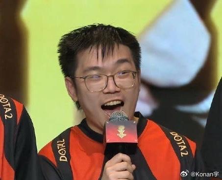 雕哥：Emo从最早是一个需要我们去哄的一个人变成他哄我了，感觉瞬间成长了，有时候
