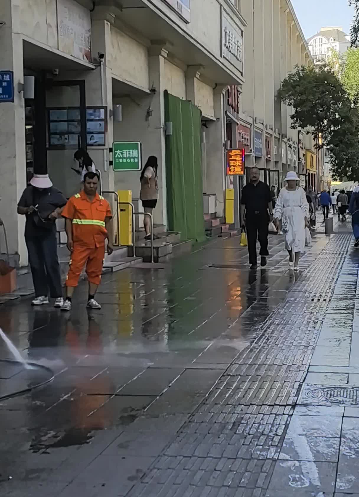 备战主城区首马！用高压水枪冲洗马路、人行道，乌鲁木齐也是拼了，必须赞一个！！