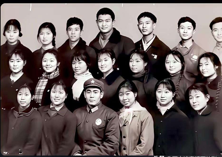 2026年1月，71岁的刘晓庆站在百花奖舞台，说“归来仍是少年”。可当我把镜头