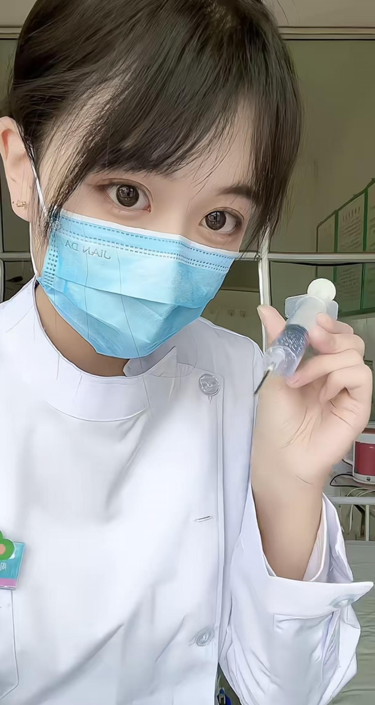 我妹妹是护士，前两天我俩一起回家看母亲。我们到家没一会，邻居大姨就来了，对妹妹说