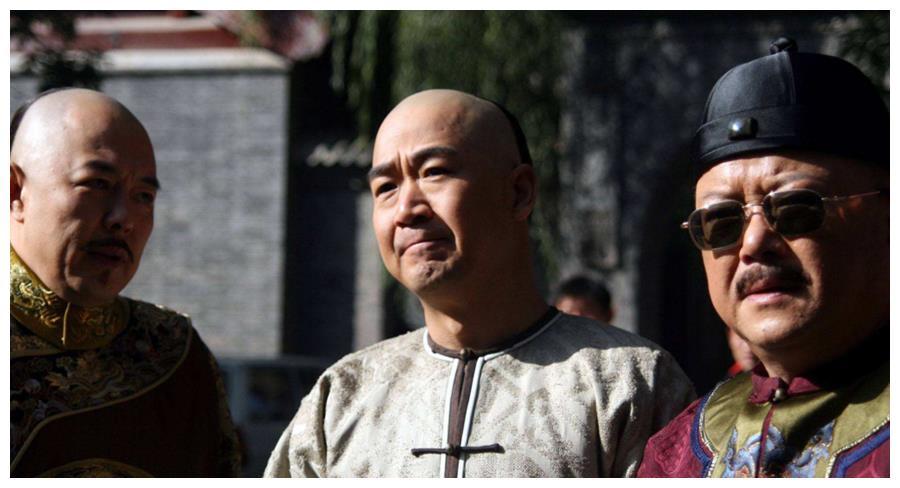 1796年，85岁的乾隆突然将皇位传给了儿子嘉庆，这让他的宠臣和珅彻夜难眠。和珅