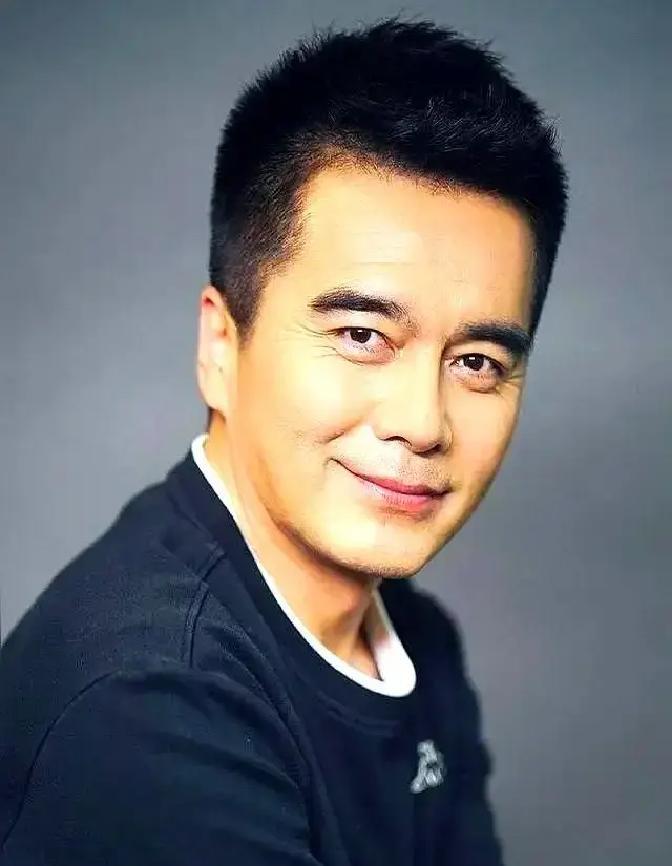 58岁何晴离世第5个月，闺蜜连发3条微博暗指前夫许亚军至今没回一句。王菁华