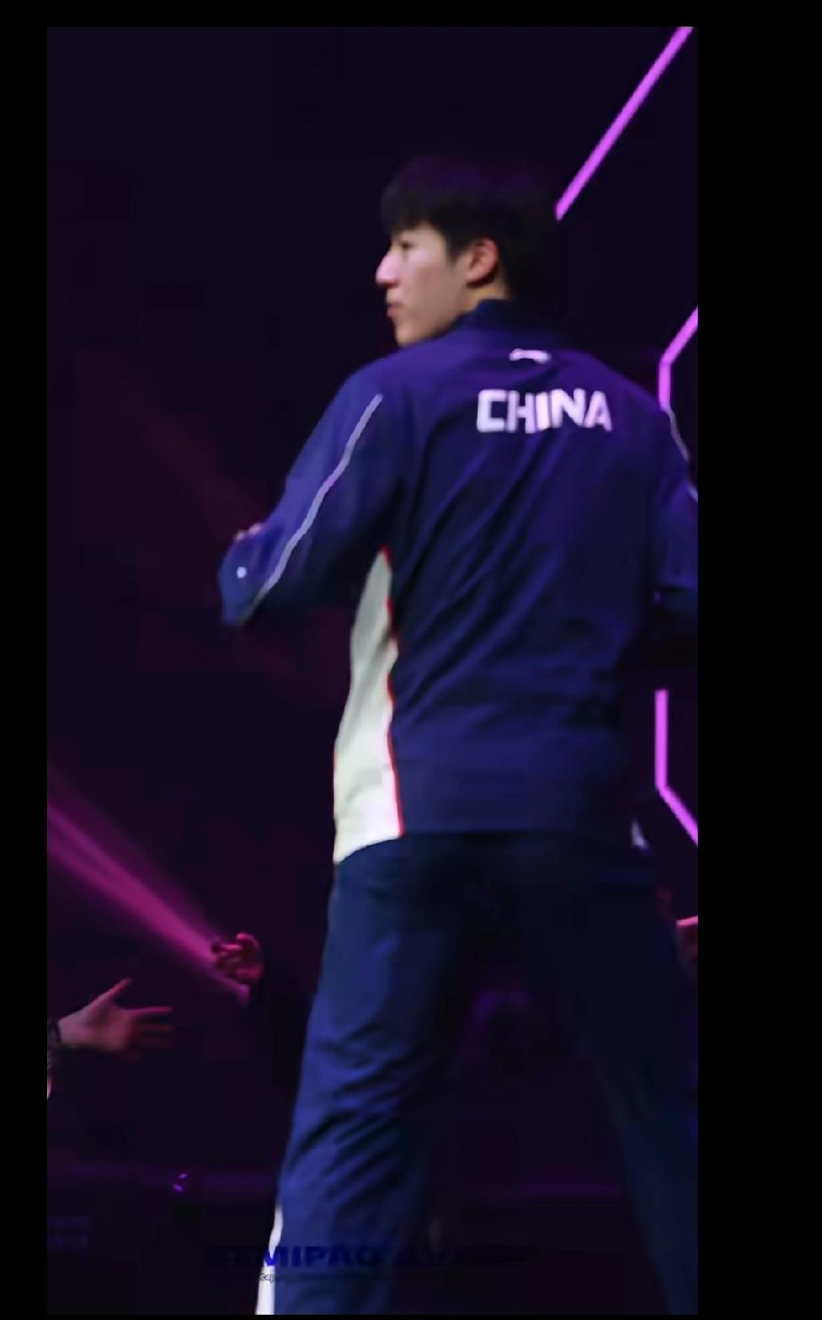 第一次领奖就“社死”？温瑞博：没事，下次咱站C位！谁懂啊家人们！WTT重庆