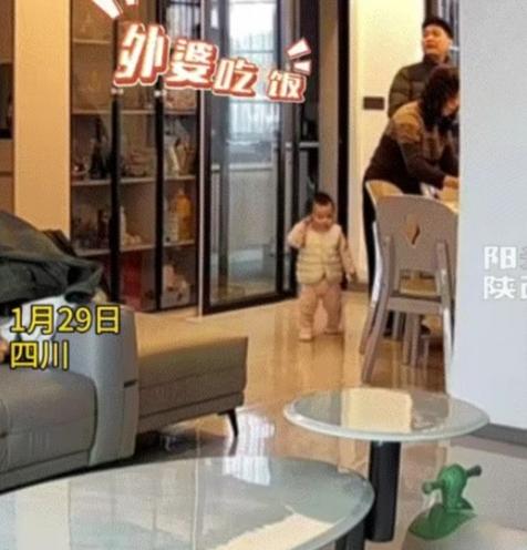 万万没有想到，四川，一家子准备吃饭时，大人就叫孩子98岁的祖祖过来吃饭了，不料一