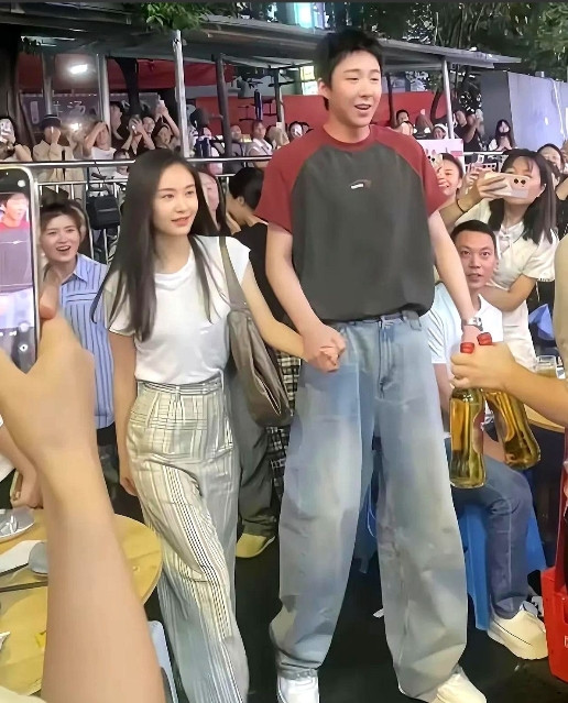 第一次感受到个太高的尴尬[无奈吐舌]众所周知，刘宇宁高大威猛、帅气十足，可当他牵