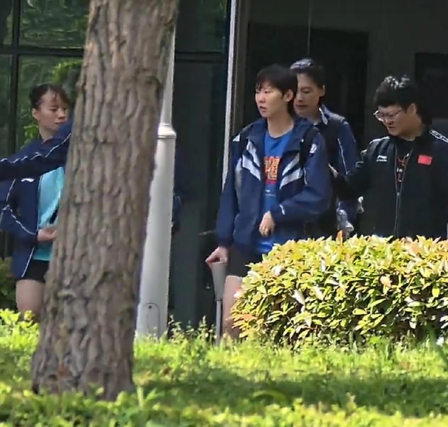 成都国乒训练基地，王曼昱今日与体能教练和孟队医一起上训体能训练。后面还跟着好久不