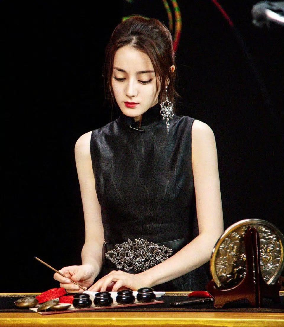 四大顶流花旦同款新中式旗袍造型，杨颖Angelababy、杨幂、迪丽热巴、白鹿，