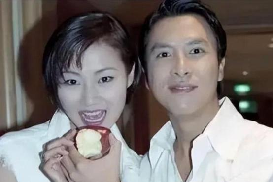 1994年，梁静慈和甄子丹离婚后没多久，发现自己怀孕了。她执意生下来，并且提出复