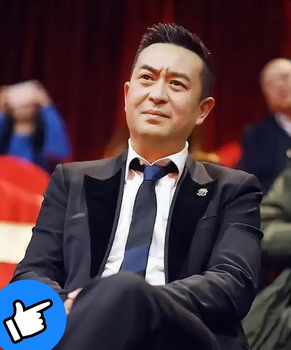 56岁的张嘉益，活得通透。当圈内人都在北京上海挤破头抢资源时，他早早退回西安，窝