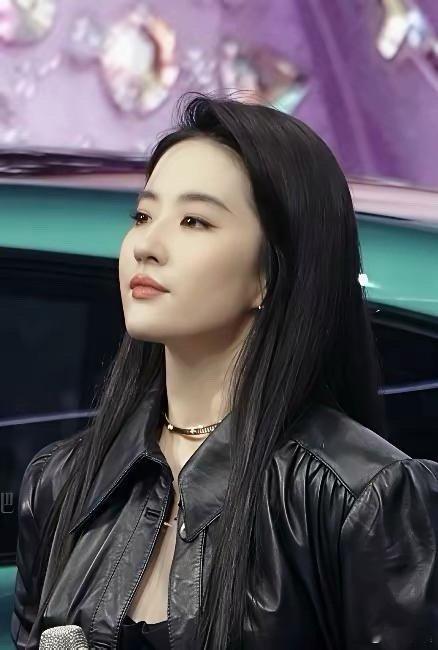 刘亦菲的每次出场都堪称视觉盛宴！精致造型搭配出众气质，美得直击人心，总能让人瞬间