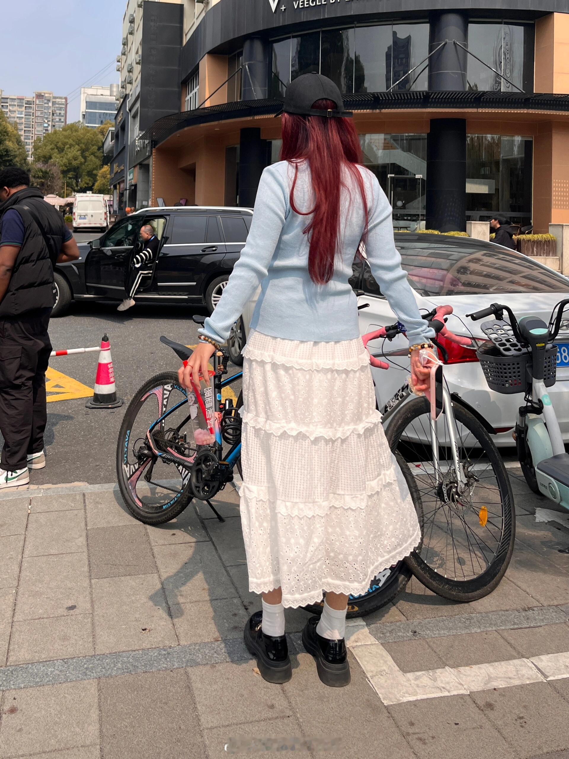 我真的理解不了。。。最近很火的蛋糕裙，感觉搭配起来并没有网上的那种感觉啊，感觉没