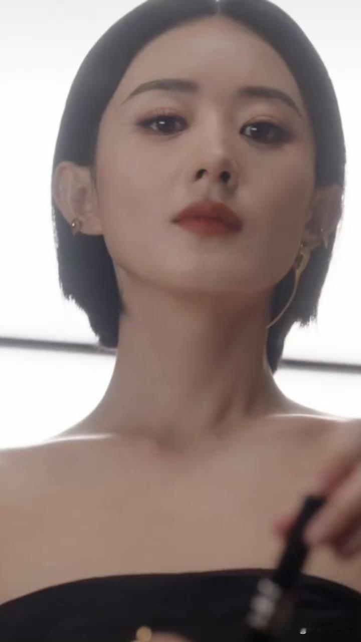 7月15日，赵丽颖，走的是励志逆袭局！谁能想到10年前被全网嫌土气，被高奢轻视