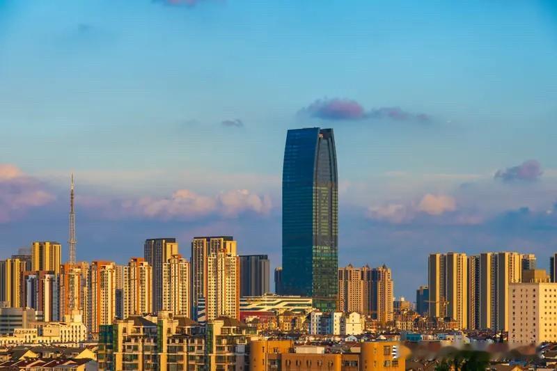 苏州楼市现在是冰火两重天。苏州楼市在2025年里面，有的区域房价降的比较多，有