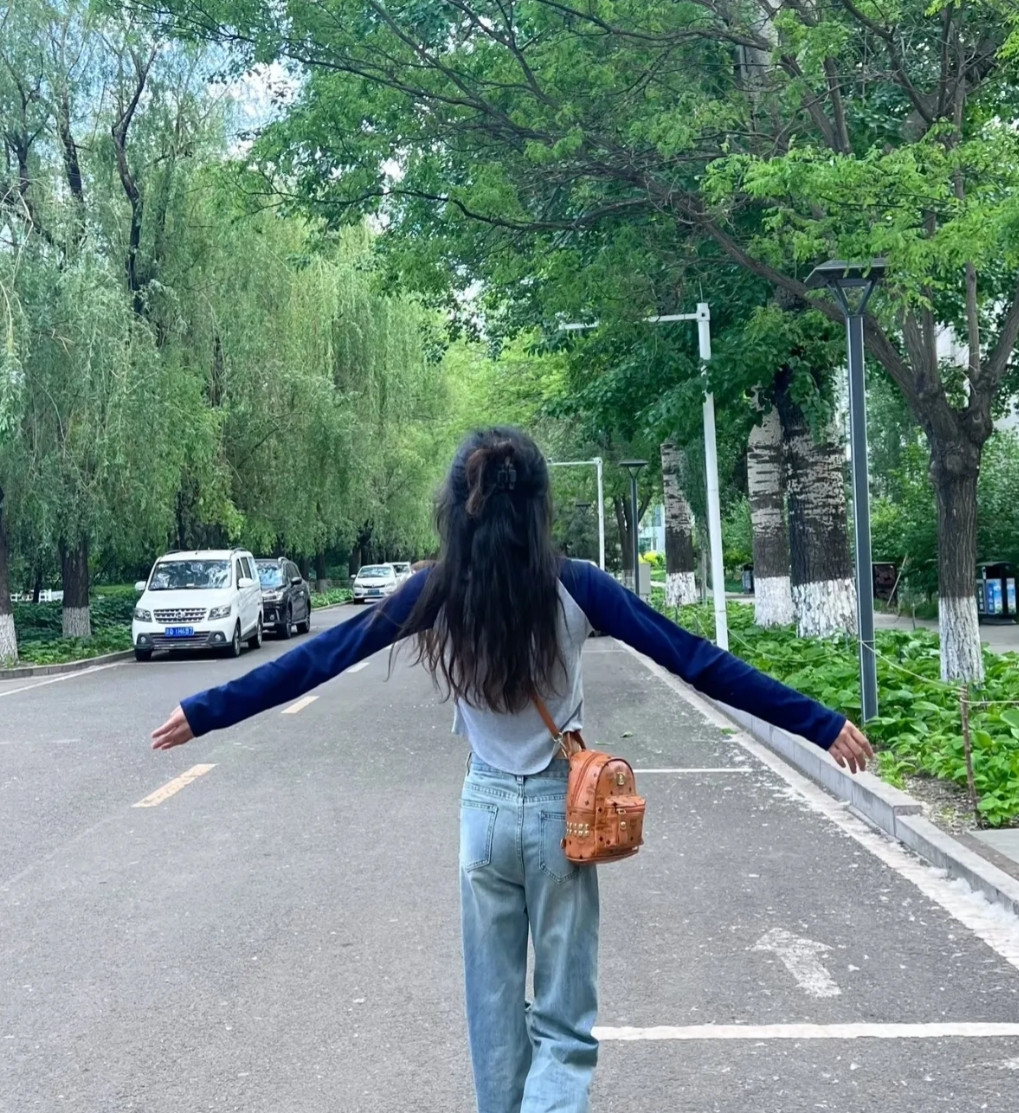 我认识个女生，每天聊的挺好，不过周五晚上她总说去闺蜜家住。一直到最后，她闺蜜去网