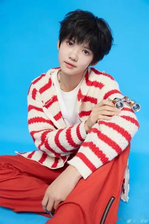 近日，张奕然在某场合被拍摄者围堵，面对持续不断的镜头，他无奈挥手驱赶，这一画面引