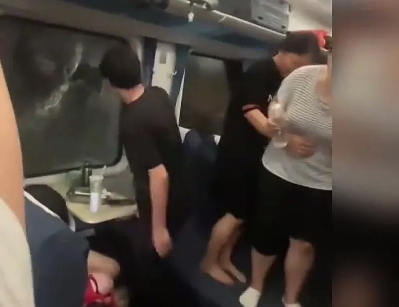 高铁砸窗小伙明明是救了大家，也救了一车不作为怕担责的工作人员，砸碎车窗玻璃的同时