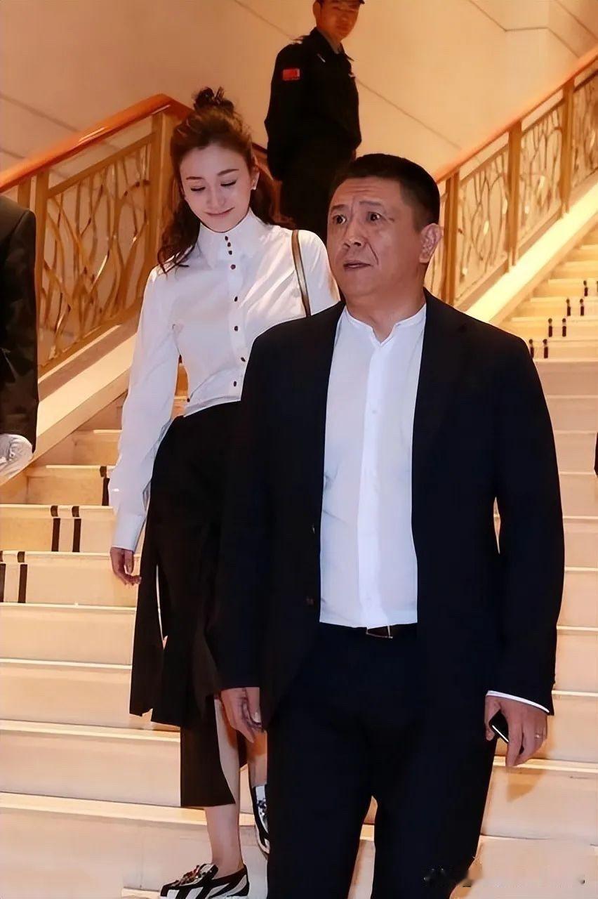 让人想不明白的是李小冉长得这么白净，身材又好，到了中年没有一点发福的迹象，脸部也