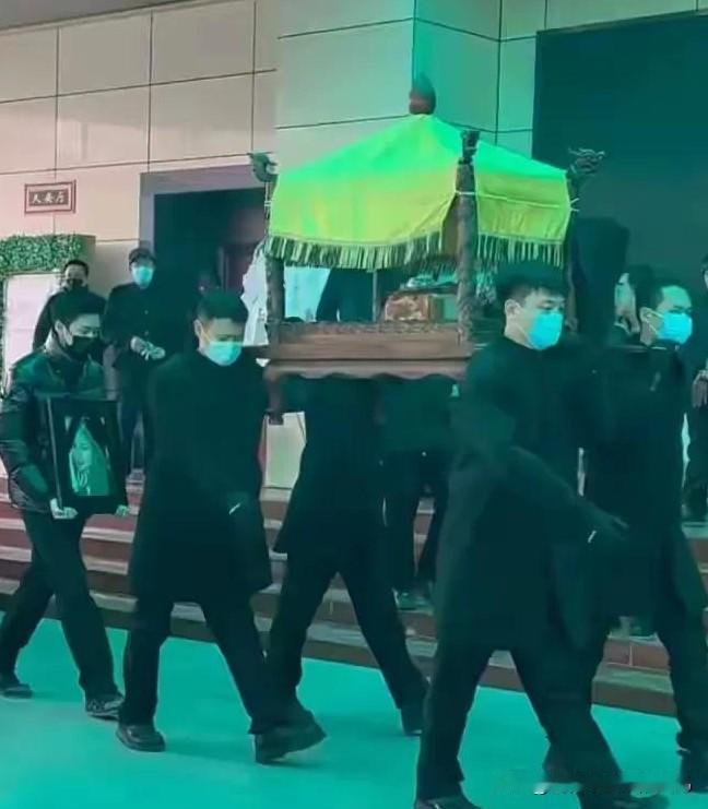 何晴在这世上唯一的一个牵挂，恐怕就是她的儿子许何，许何在母亲的告别式上，