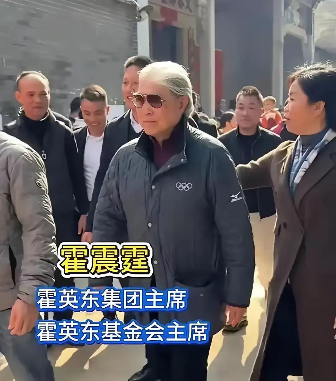 800万修祠堂，霍家图啥？霍震霆父子回三水那天，排场小得离谱。村里只摆了