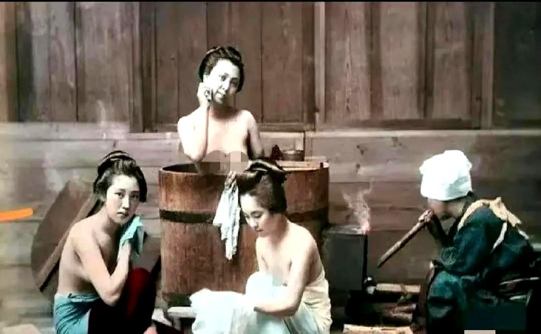 男仆蹲着吹火,镜头对准裸背,她们却笑得自然。1890年东京小户家,三个女人泡